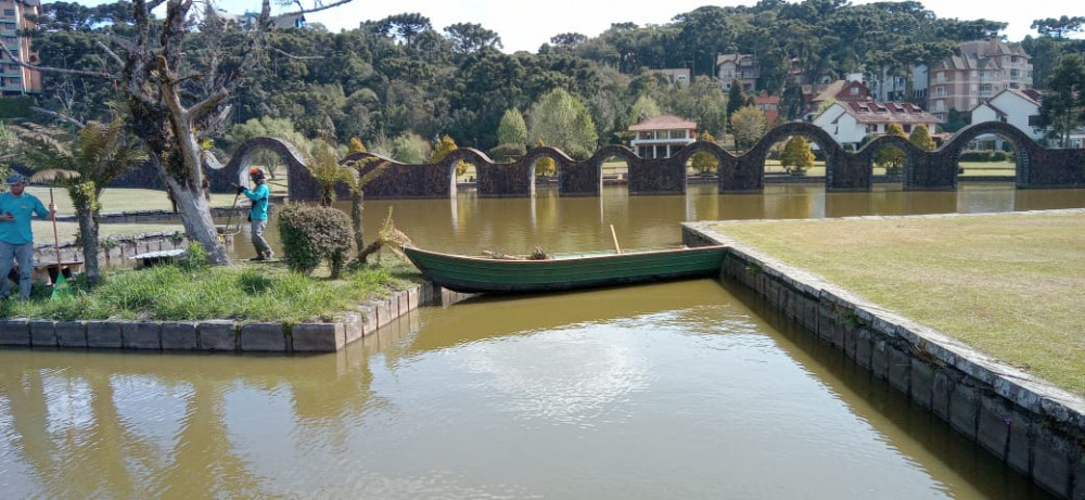 Limpeza das ilhas, com auxílio de barco