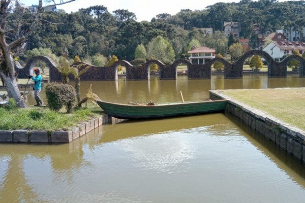 Limpeza das ilhas, com auxílio de barco