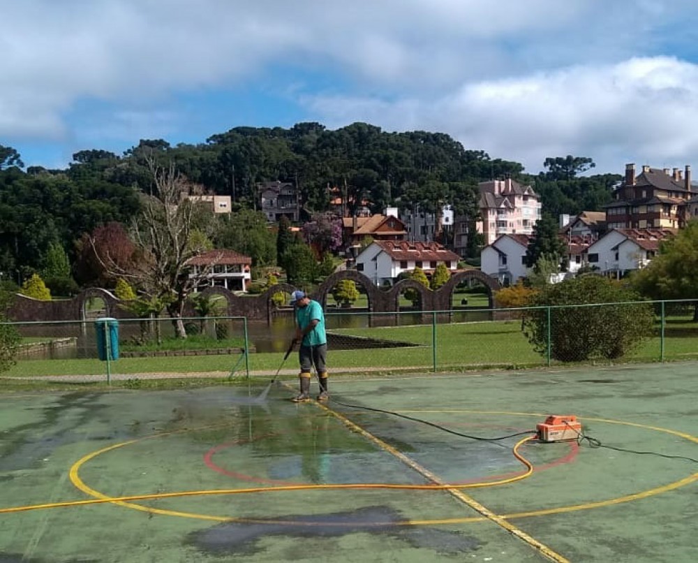 Limpeza e Manutenção da Quadra Poliesportiva