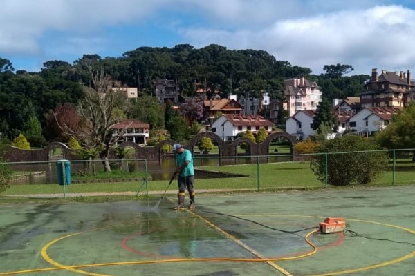 Limpeza e Manutenção da Quadra Poliesportiva