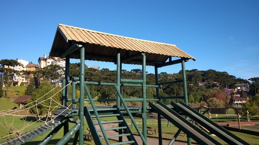 Manutenção no telhado dos brinquedos