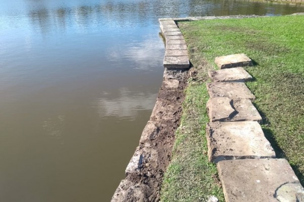 Restauração da borda ao redor do lago