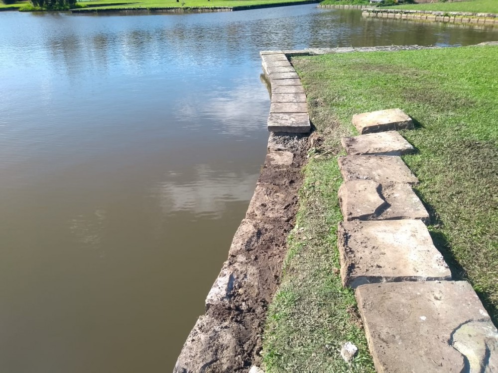 Restauração da borda ao redor do lago