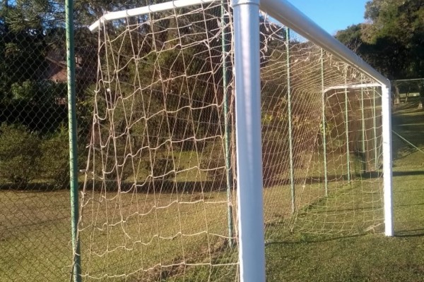 Manutenção das goleiras no campo de futebol