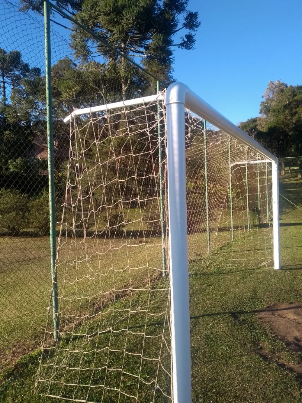 Manutenção das goleiras no campo de futebol