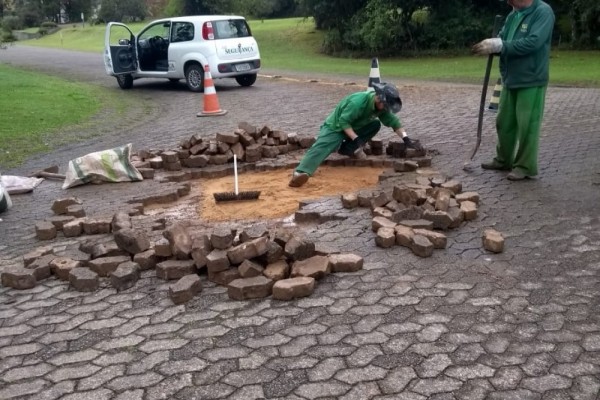 Concluído ajuste no calçamento interno.