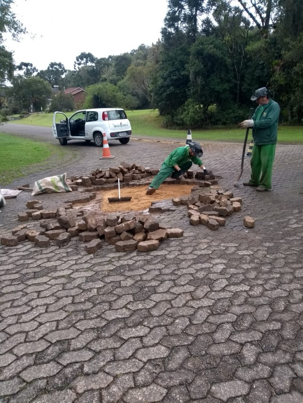 Concluído ajuste no calçamento interno.