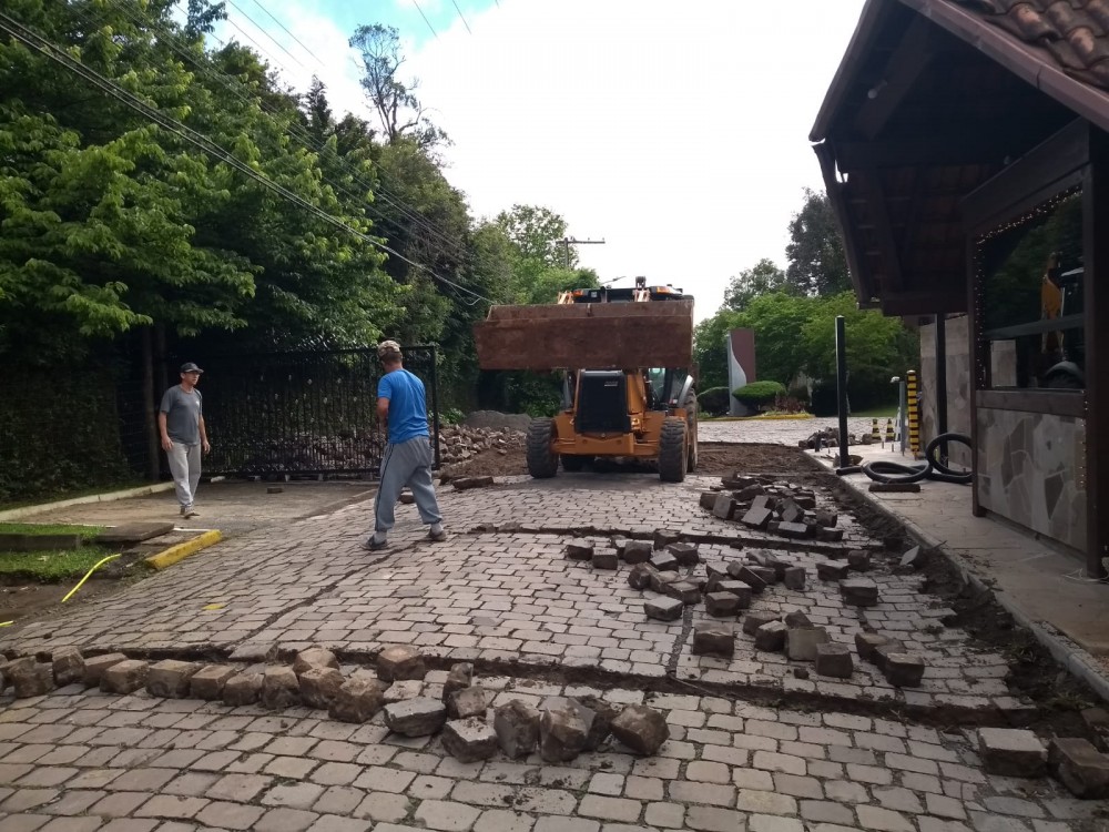 Reparo no calçamento da entrada