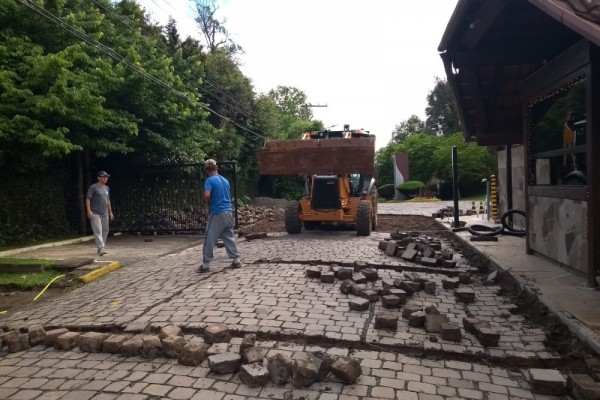 Reparo no calçamento da entrada