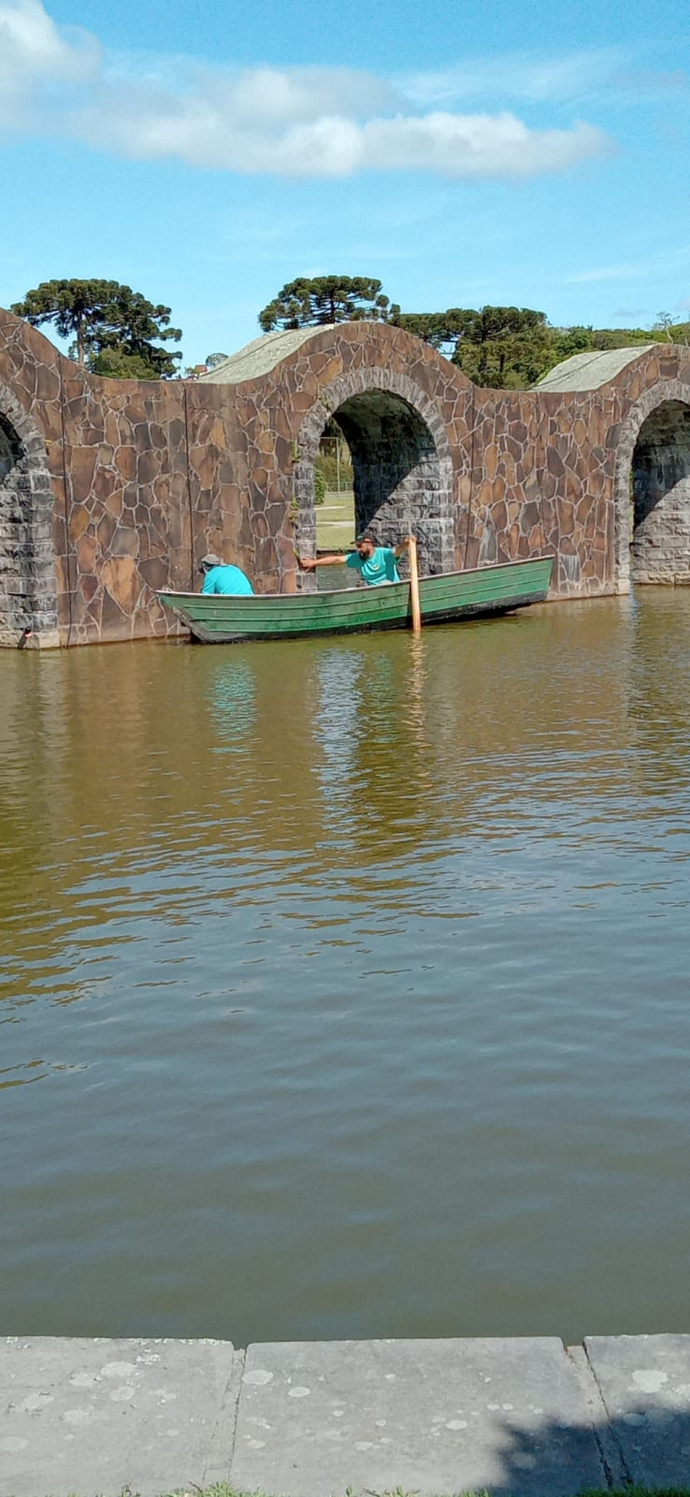 Manutenção na iluminação dos muros do lago