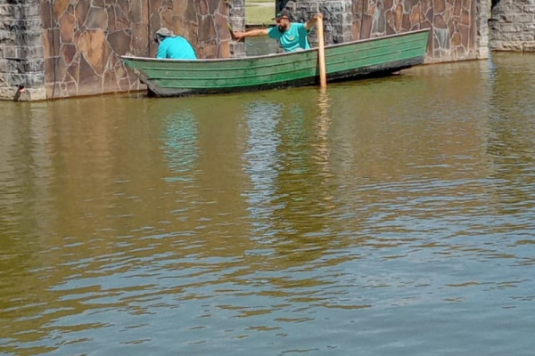 Manutenção na iluminação dos muros do lago